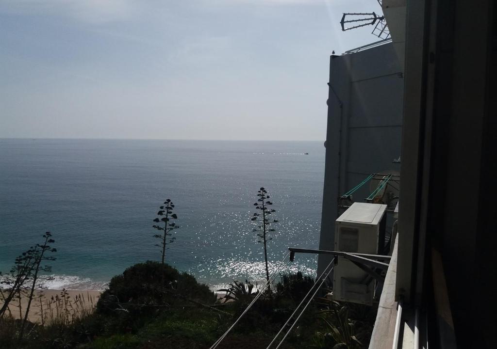 vistas al océano desde un edificio en Estudio T0 sobre a praia, en Sesimbra