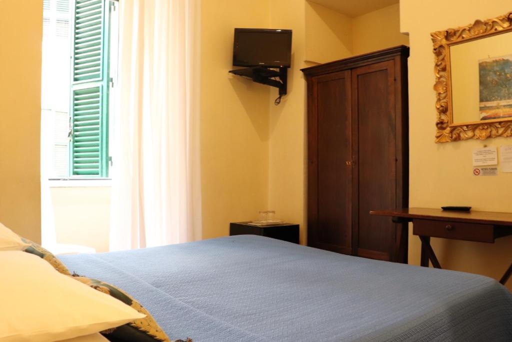 A bed or beds in a room at The Center Of Rome B&B