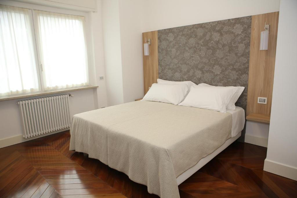A bed or beds in a room at Champagne Rooms