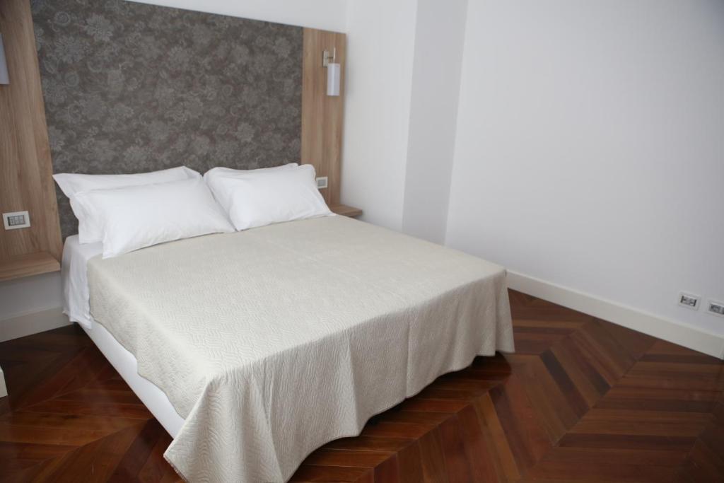 A bed or beds in a room at Champagne Rooms