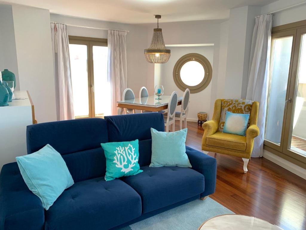 マラガにあるHomely Málaga Felix Saenzのリビングルーム(枕付きの青いソファ付)