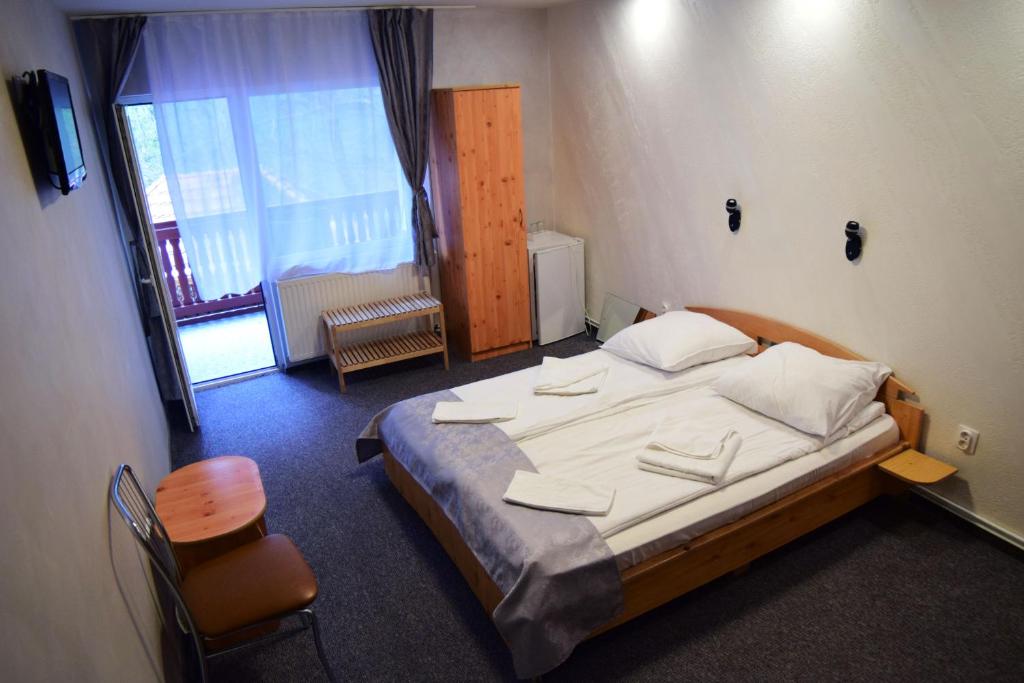 Postel nebo postele na pokoji v ubytování Pensiunea Arinul