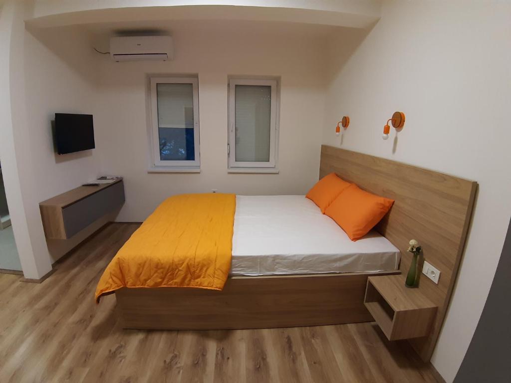 Postel nebo postele na pokoji v ubytování Bojana Apartment