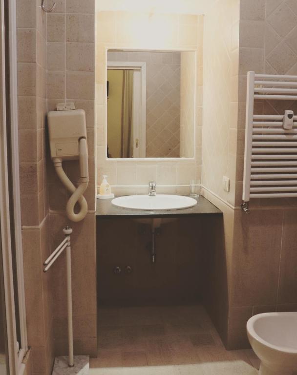 A bathroom at The Center Of Rome B&B