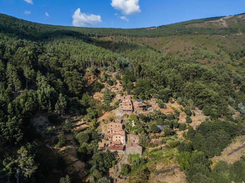 una casa vieja en medio de un bosque en Cerdeira - Home for Creativity, en Lousã