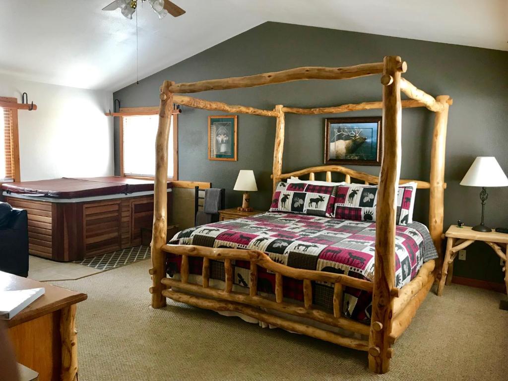 1 dormitorio con cama de madera con marco de madera en Mountain Shadows Resort, en Estes Park