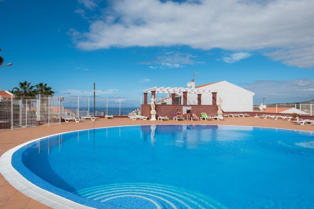 una gran piscina azul en la parte superior de un edificio en Royal Sea View Villas Canarias, en Adeje