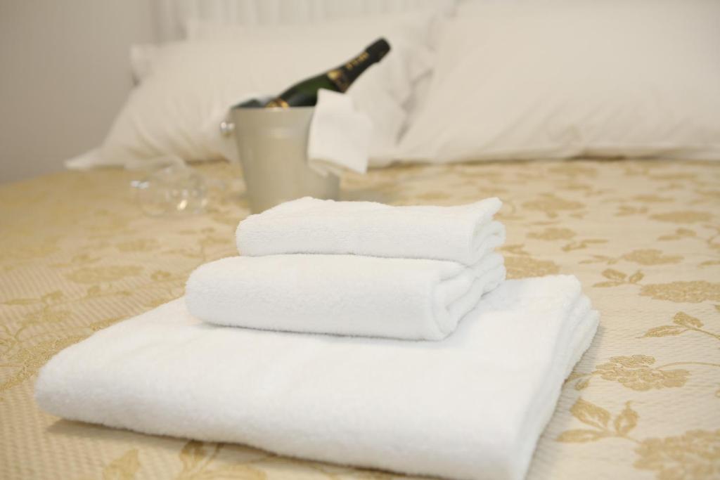A bed or beds in a room at Champagne Rooms