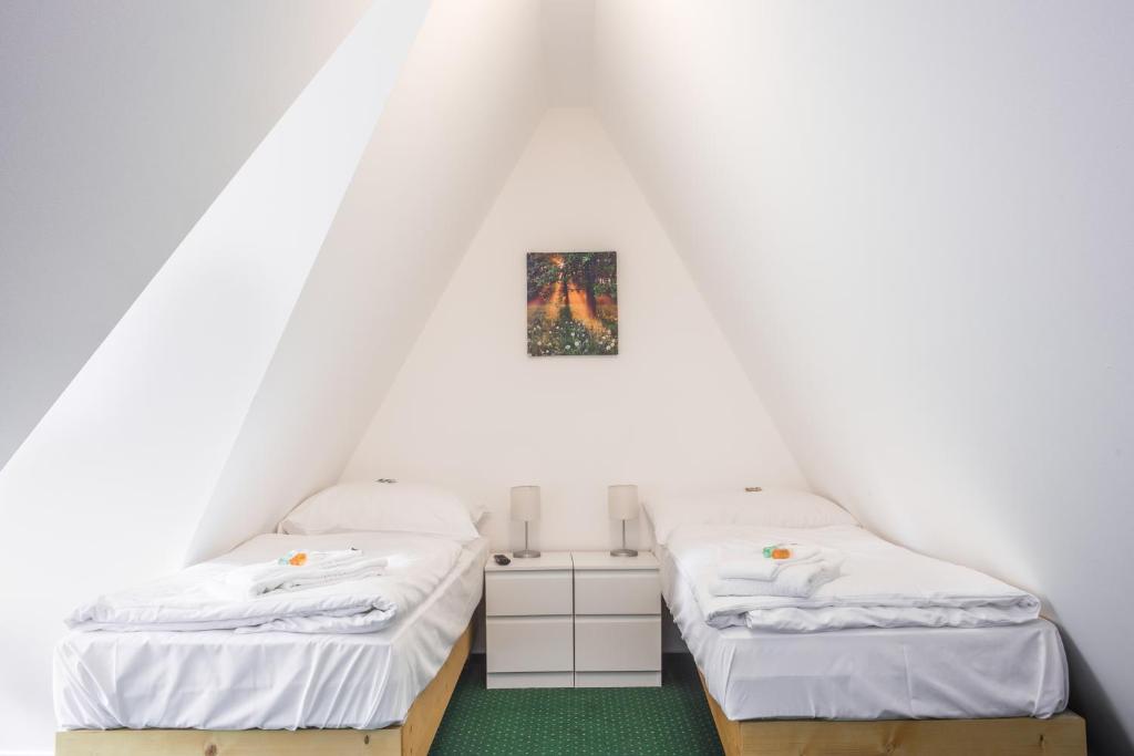 Postel nebo postele na pokoji v ubytování Hotel Konopiště Nová Myslivna