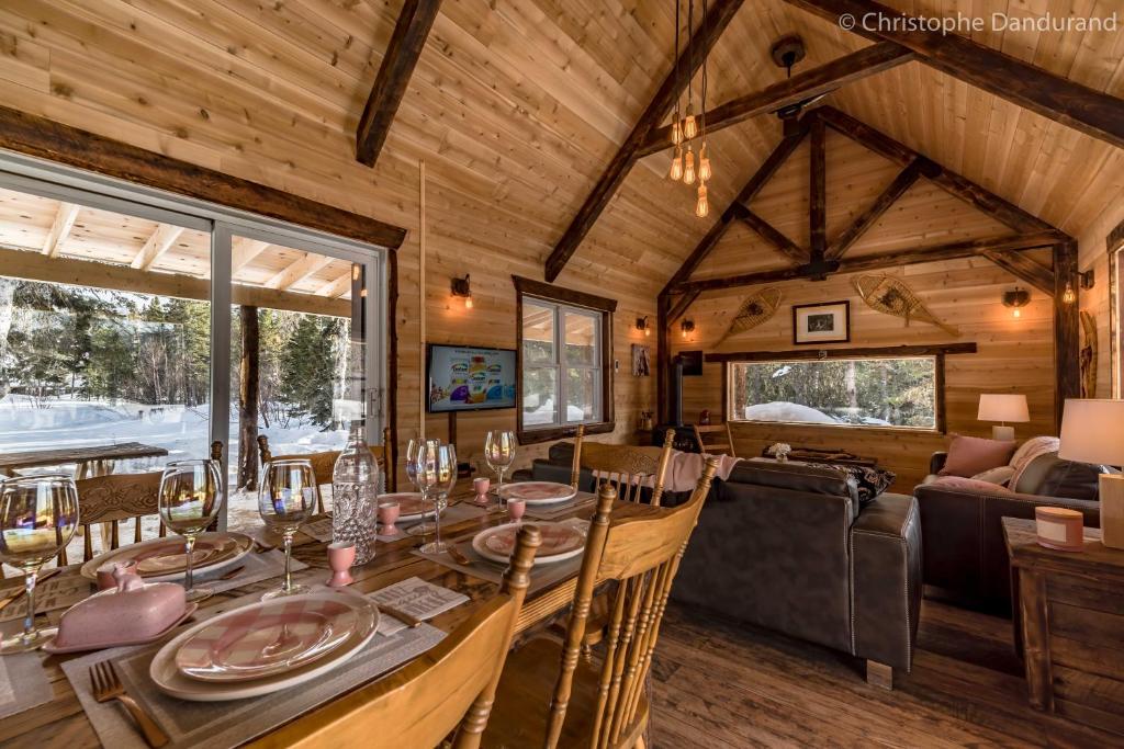 comedor y sala de estar en una casa de madera en Le Ross - Les Chalets Spa Canada, en La Malbaie