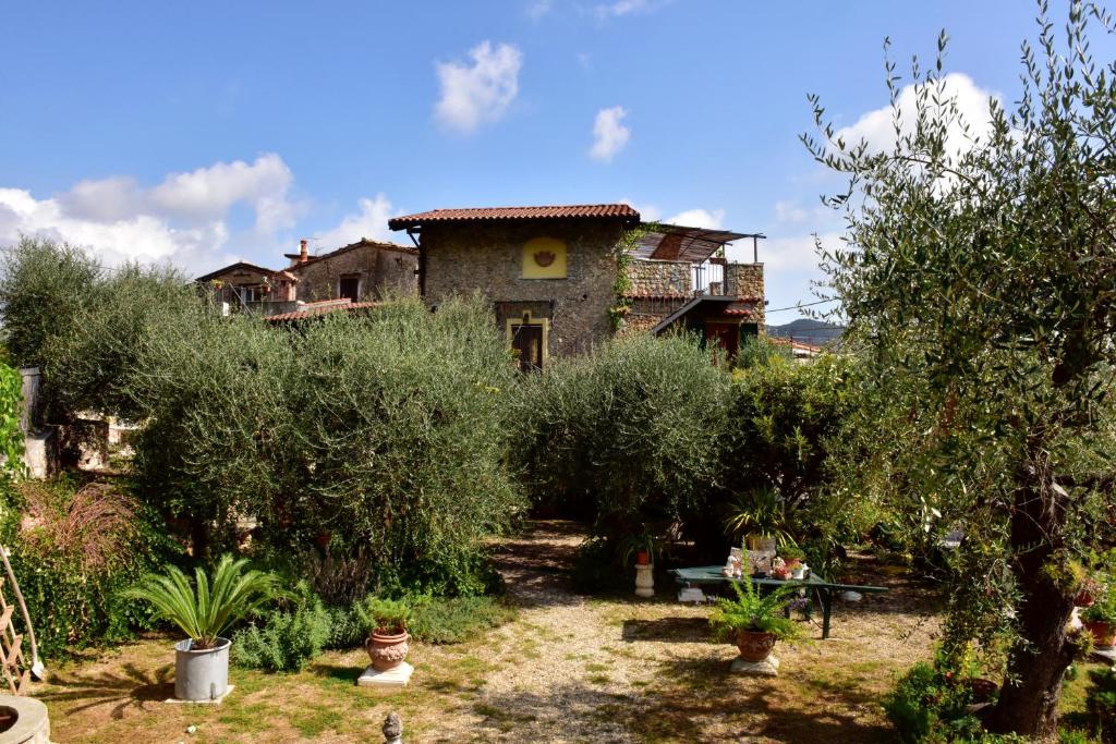 uma casa velha no meio de um jardim em Locanda Dei Boi em Ventimiglia