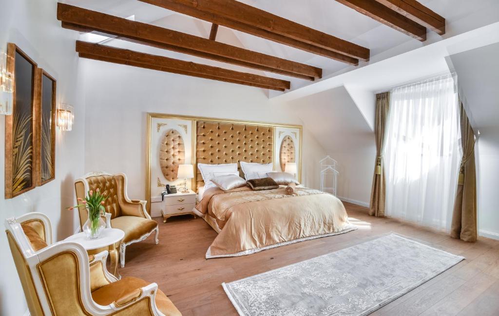 1 dormitorio con 1 cama grande y cabecero de madera en Hotel Michael's Palace, en Košice