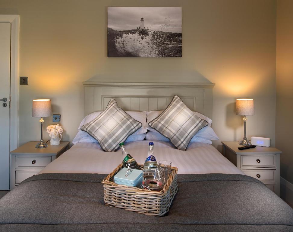 een slaapkamer met een bed met een mand erop bij Vaughans Anchor Inn in Liscannor