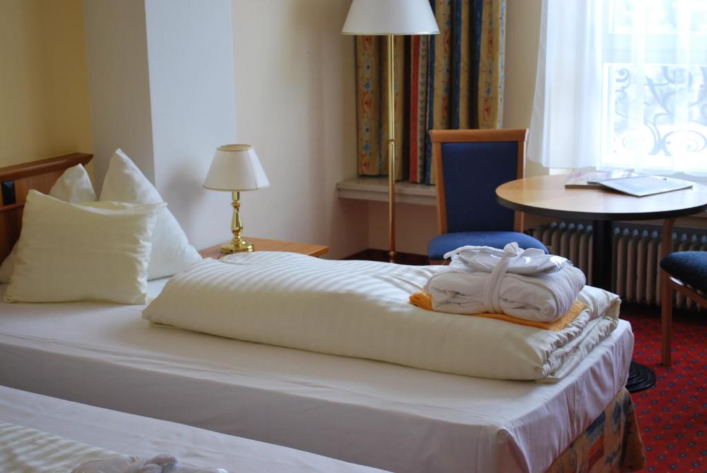 Postel nebo postele na pokoji v ubytování Thermal Resort Hotel Elisabethpark