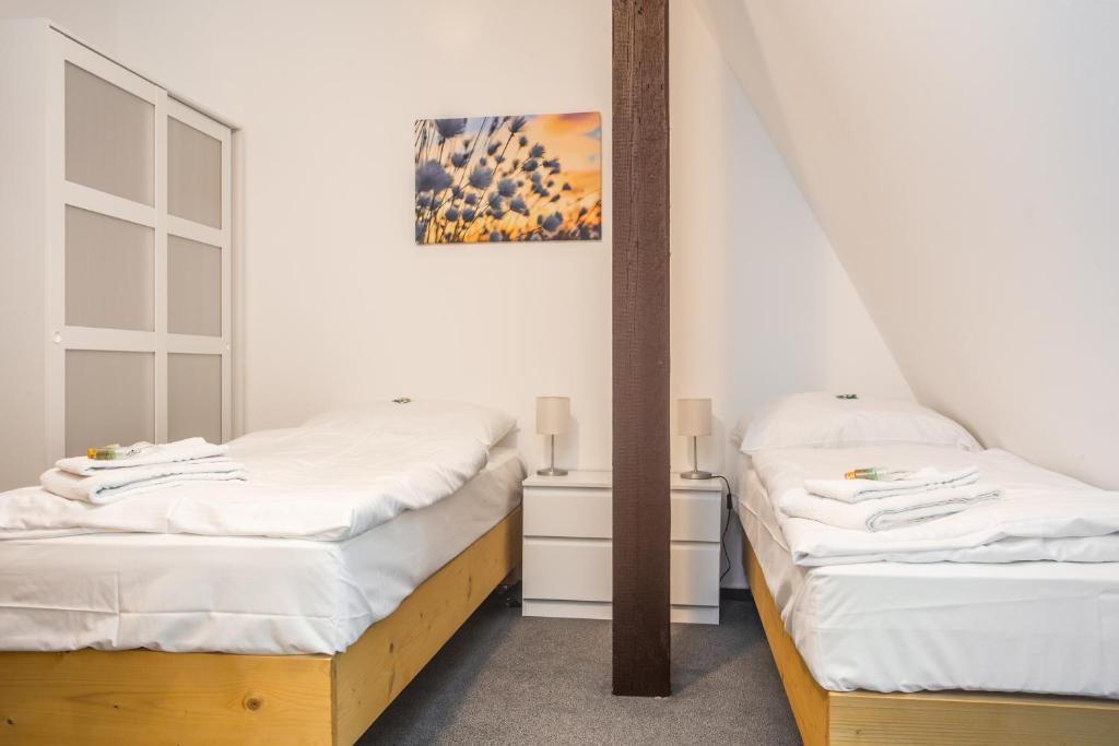 Postel nebo postele na pokoji v ubytování Hotel Konopiště Nová Myslivna