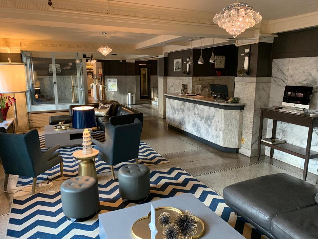 Kuchyň nebo kuchyňský kout v ubytování Moore Hotel