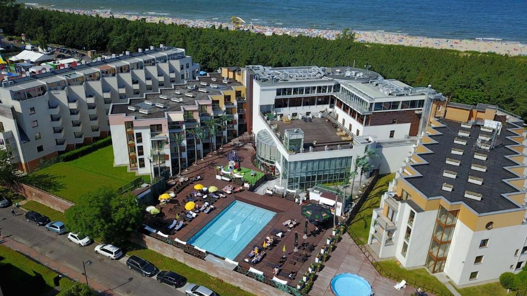 an aerial view of a hotel with a swimming pool at Apartament przy plaży in Władysławowo