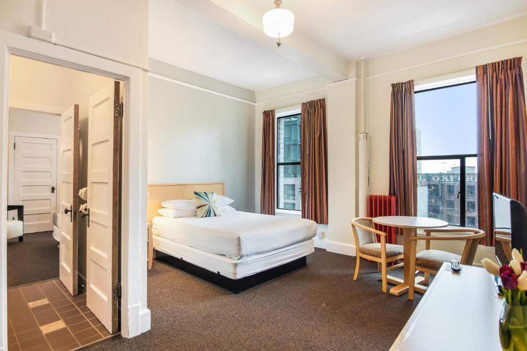 Postel nebo postele na pokoji v ubytování Moore Hotel