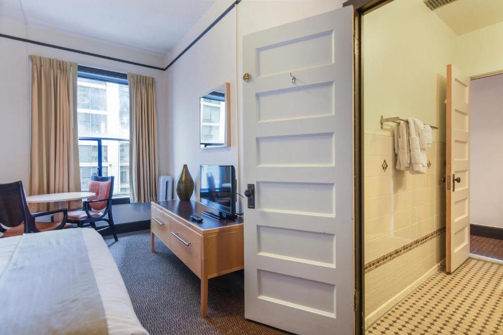 Postel nebo postele na pokoji v ubytování Moore Hotel