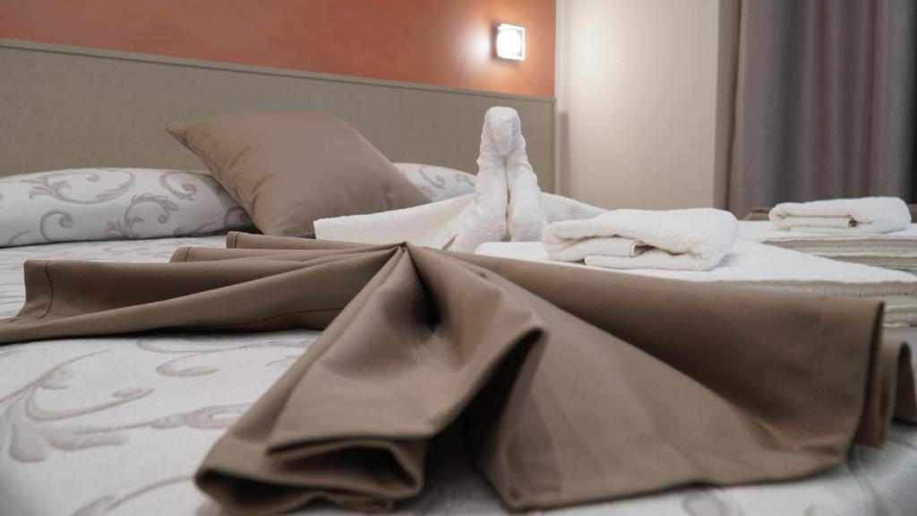Postel nebo postele na pokoji v ubytování Asterias Residence - Rooms & SPA