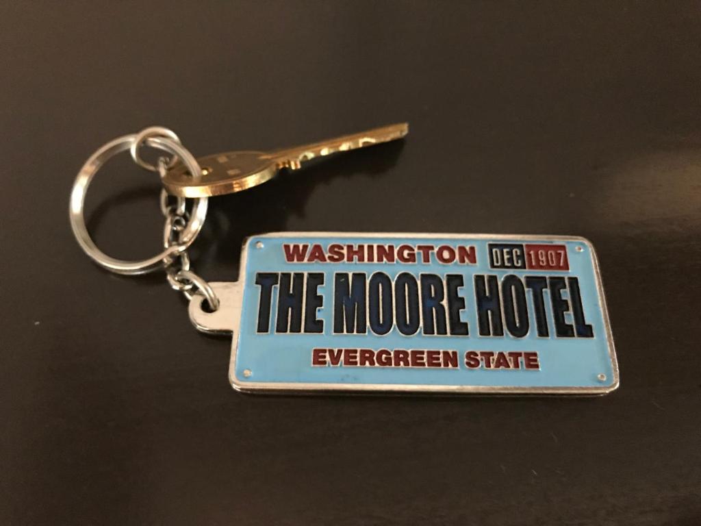 Certifikát, hodnocení, plakát nebo jiný dokument vystavený v ubytování Moore Hotel