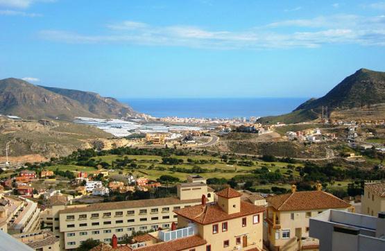VícarにあるApartamentos Deluxe Roquetas de Mar con Golf y Piscina Climatizada, Parking privadoの山と海の景色を望む