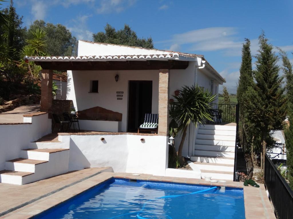Villa con piscina y casa en B&B Cortijo Loma León, en Cútar