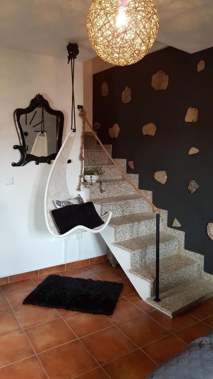 Una escalera en una habitación con una lámpara de araña en Casa da Cris, en Cotelo