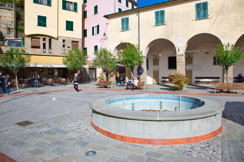 una fuente en medio de una calle con edificios en MARGOT AL MARE en Monterosso al Mare