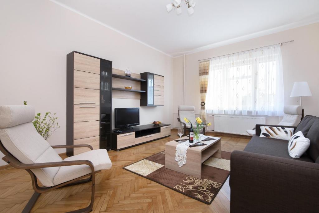 een woonkamer met een bank en een tv bij Apartamenty Mirada in Gdynia