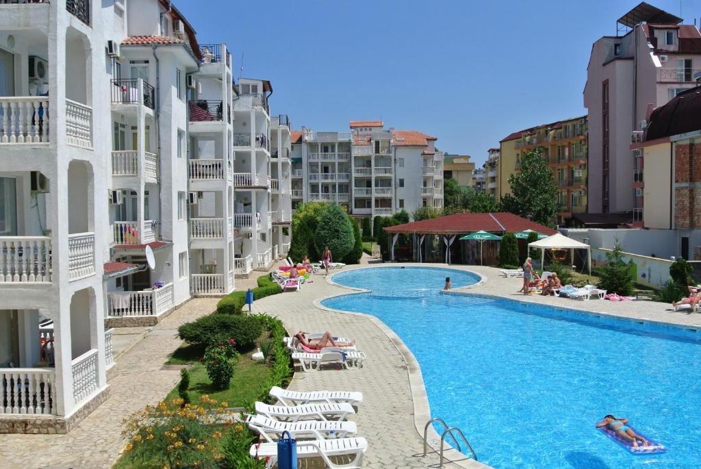 ein Resort mit einem Pool und einigen Gebäuden in der Unterkunft Bravo 5 Apartments in Sonnenstrand