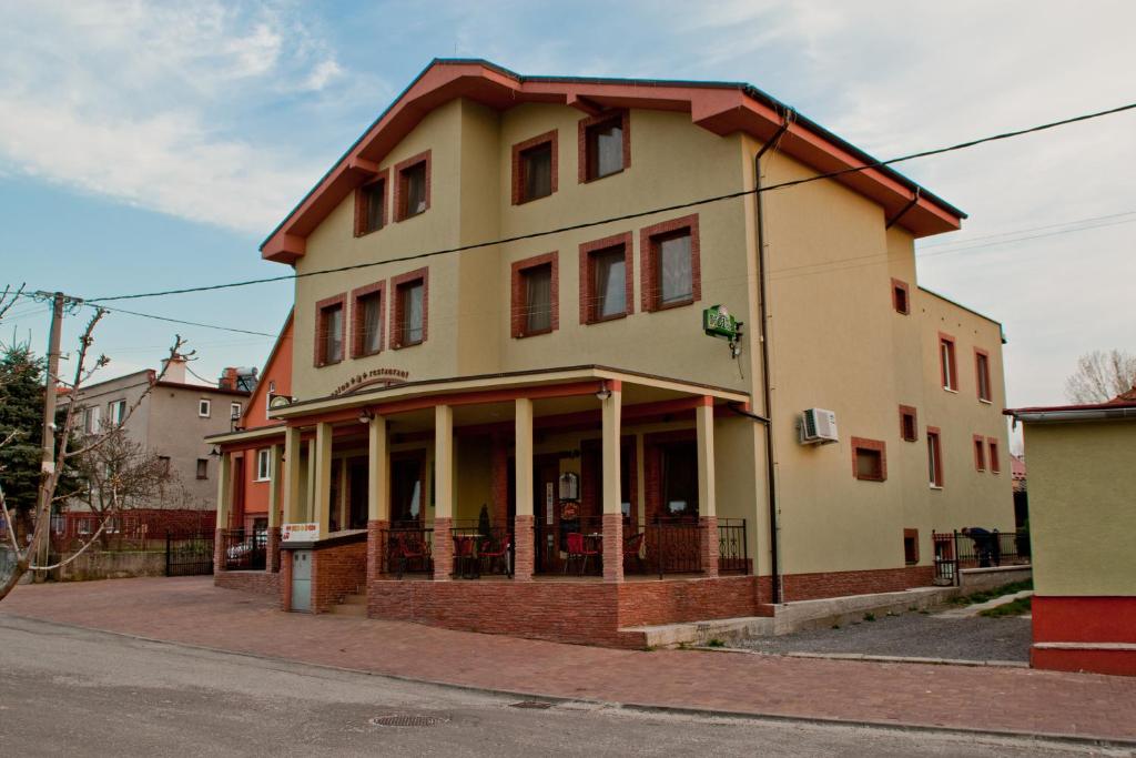 un bâtiment au coin d'une rue dans l'établissement Penzion Kozak B&B, à Sebedražie
