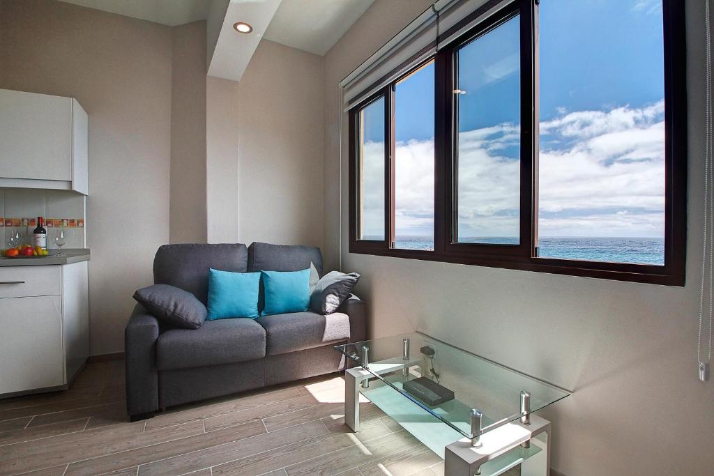een woonkamer met een bank en een glazen tafel bij Sonias City Beach in Santa Cruz de la Palma