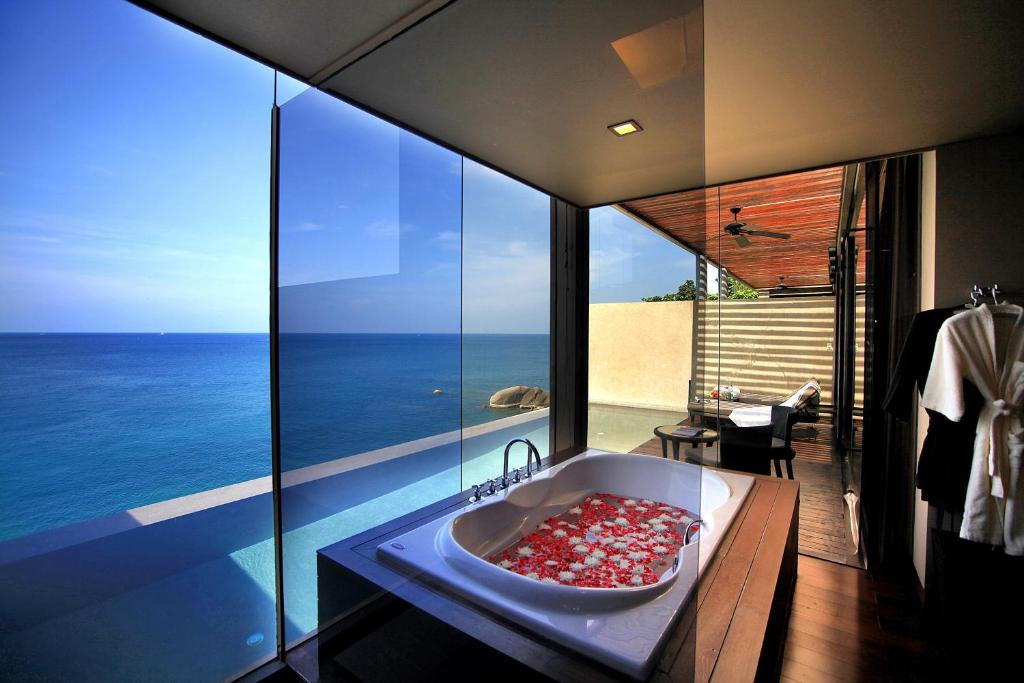 y baño con bañera y vistas al océano. en Impiana Private Villas Kata Noi, en Kata Beach