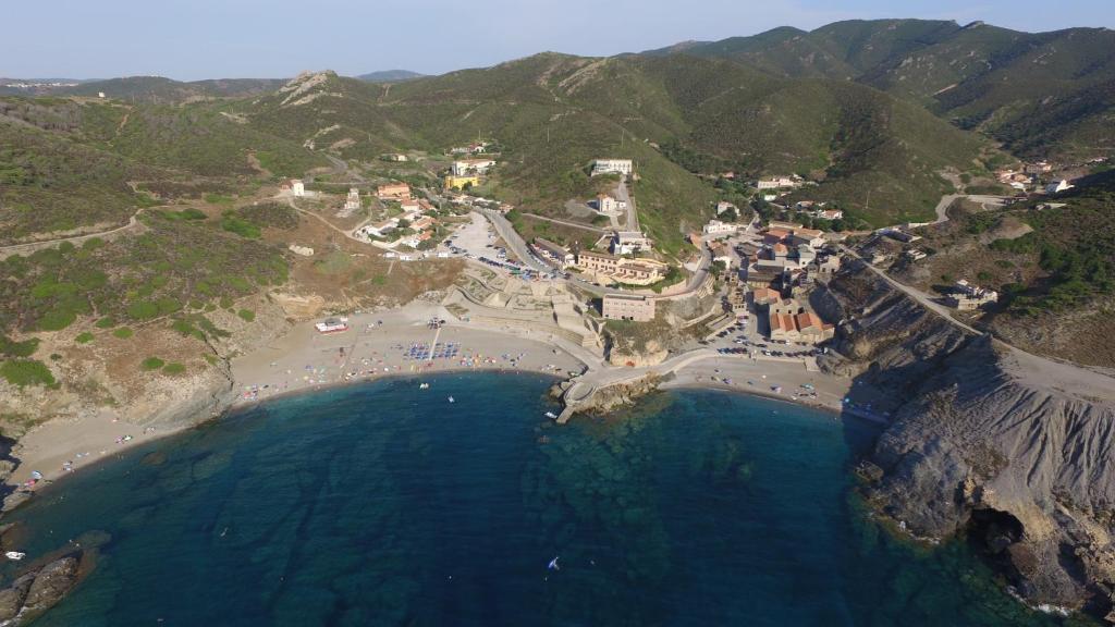 una vista aérea de la playa y del océano en Residence Argentiera, en Miniera dellʼArgentiera