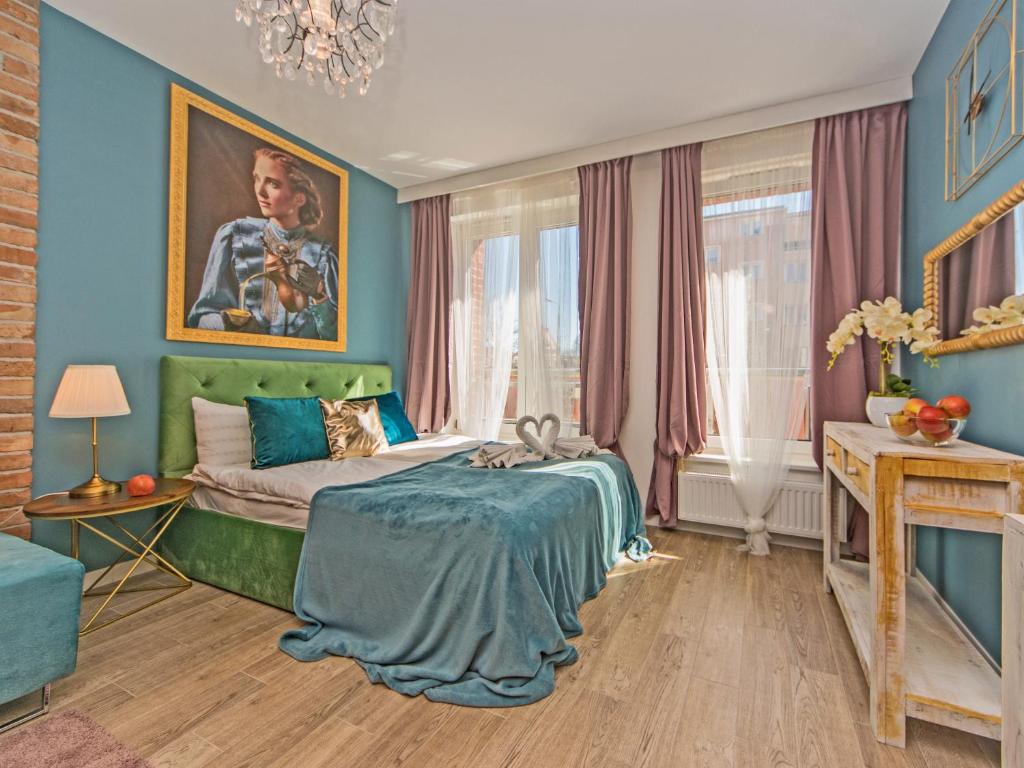 sypialnia z łóżkiem i obrazem na ścianie w obiekcie Apartament Starogdański 20 w Gdańsku