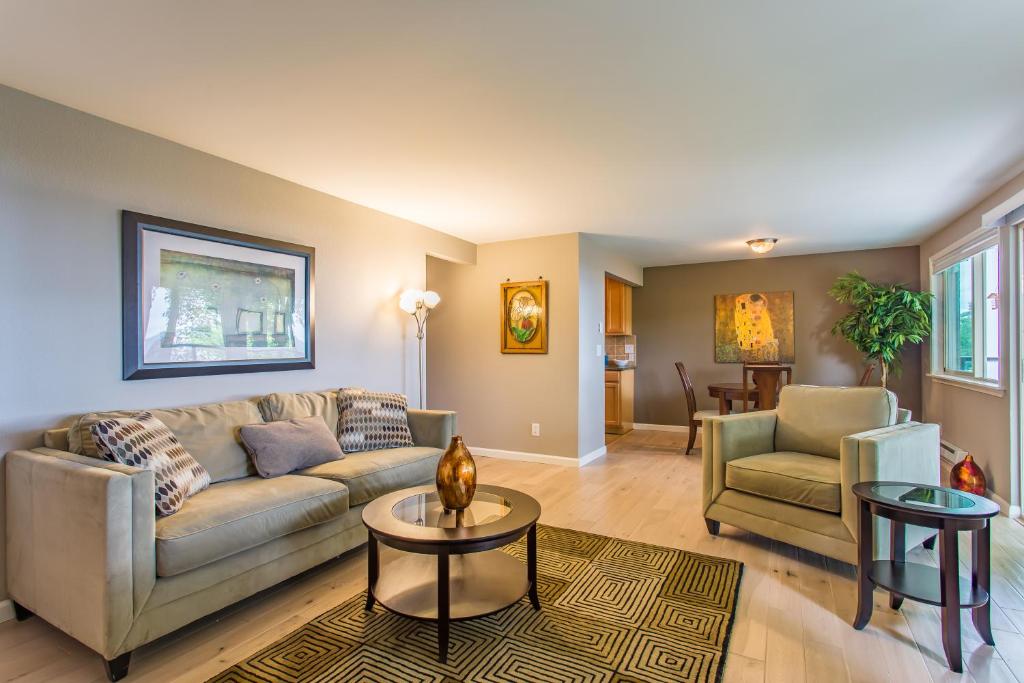 Bay View, Best Area, No Stairs, WD, 2 Baths, 2 Bedrooms, Balcony, View, 925sf - Departamento