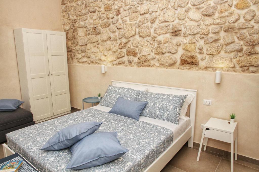 Łóżko lub łóżka w pokoju w obiekcie Essentia Rooms- Ortigia Holidays