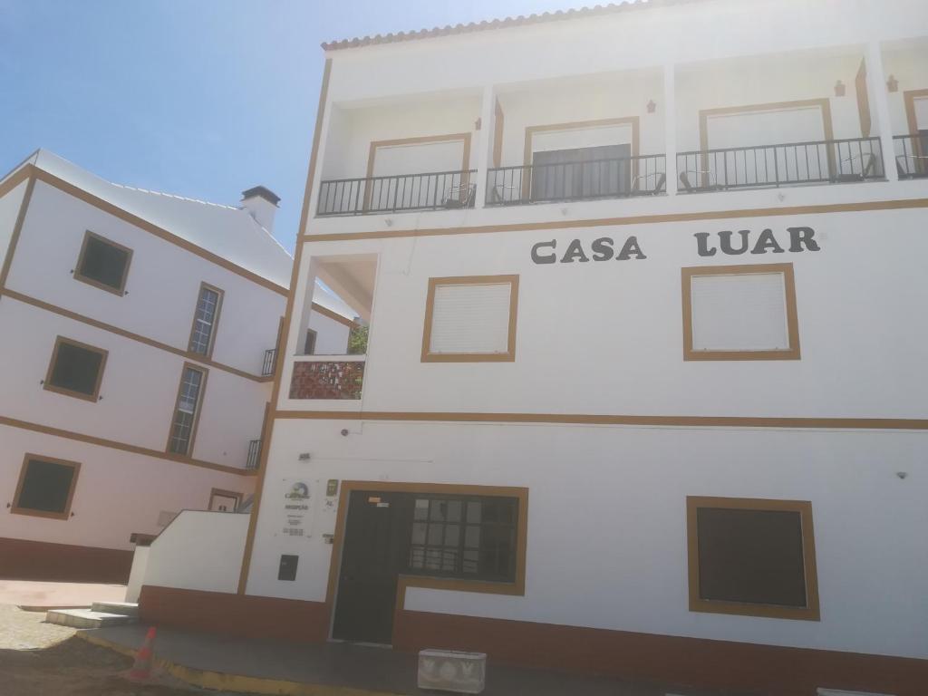 un edificio blanco con las palabras Casa guerra en él en Casa Luar en Odeceixe