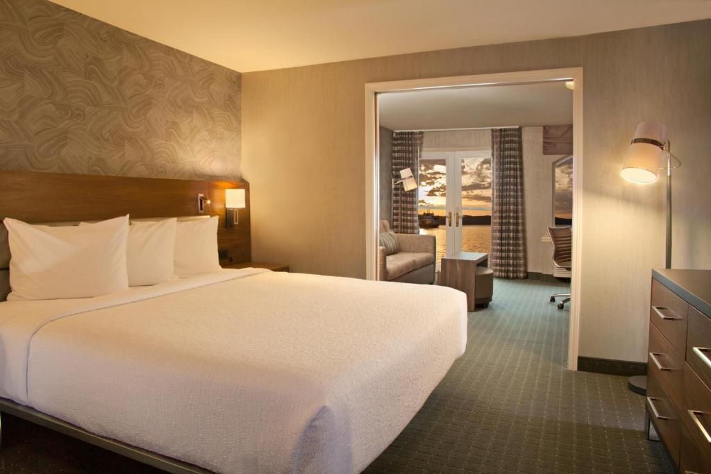 Postel nebo postele na pokoji v ubytování Silver Cloud Hotel - Mukilteo Waterfront