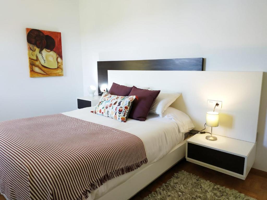 ビベイロにあるPiso con excelentes vistasのベッドルーム(大型ベッド1台、枕付)