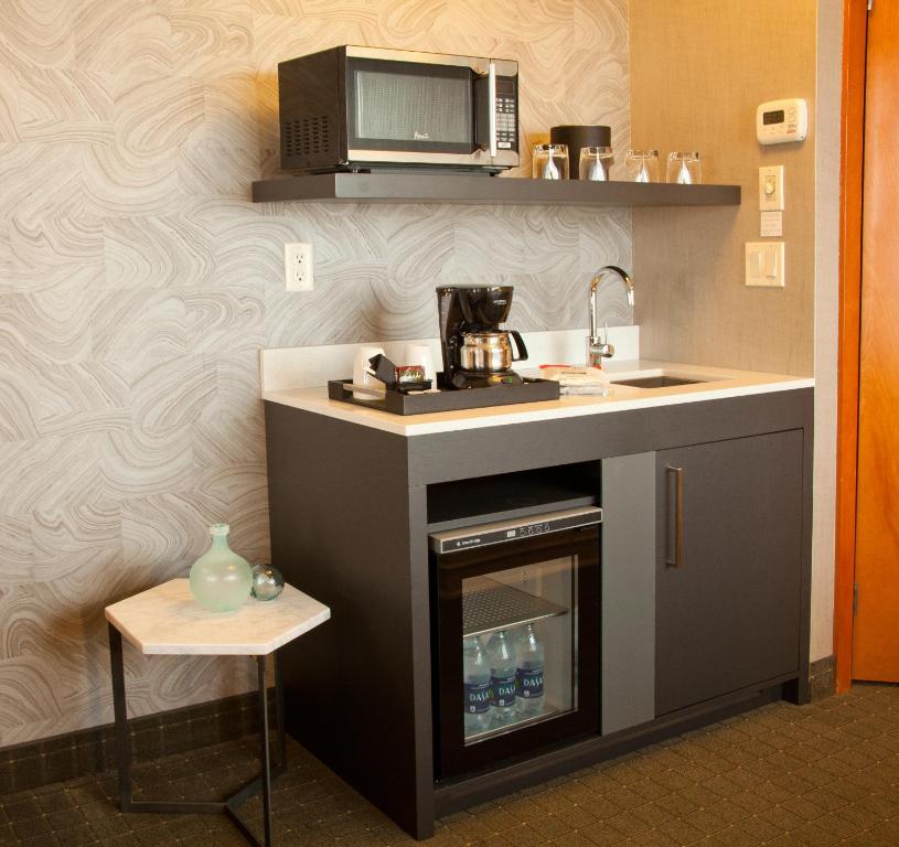 Kuchyň nebo kuchyňský kout v ubytování Silver Cloud Hotel - Mukilteo Waterfront