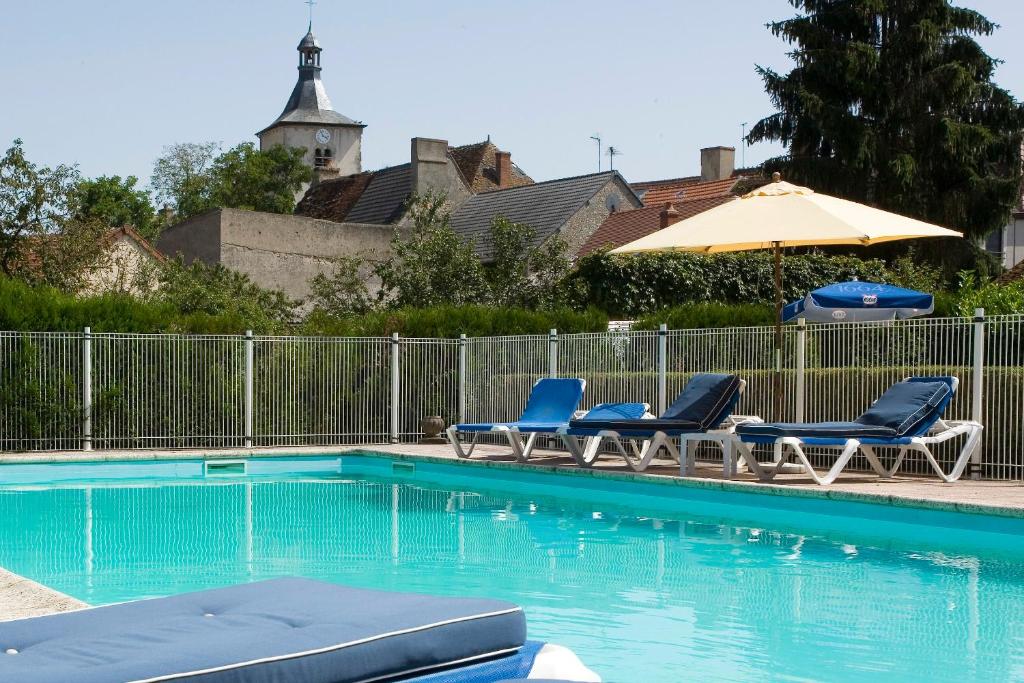 Bazén v ubytování Logis Hôtel du Pont Neuf nebo v jeho okolí