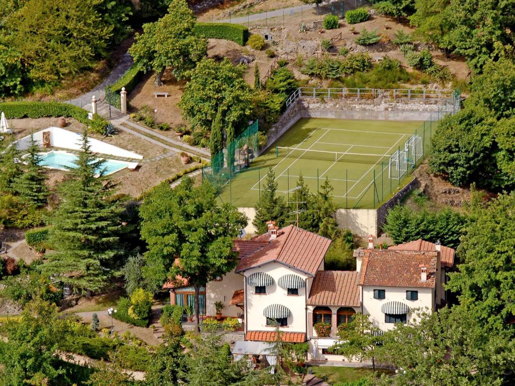 PiteccioにあるVilla Villa Campo del Mulino by Interhomeのテニスコート付きの家屋の上面の景色