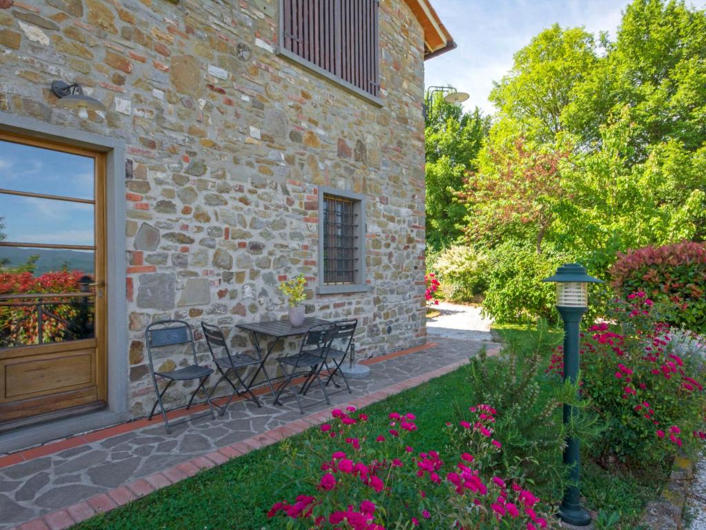 A garden outside Apartment Il Borghetto-1 by Interhome