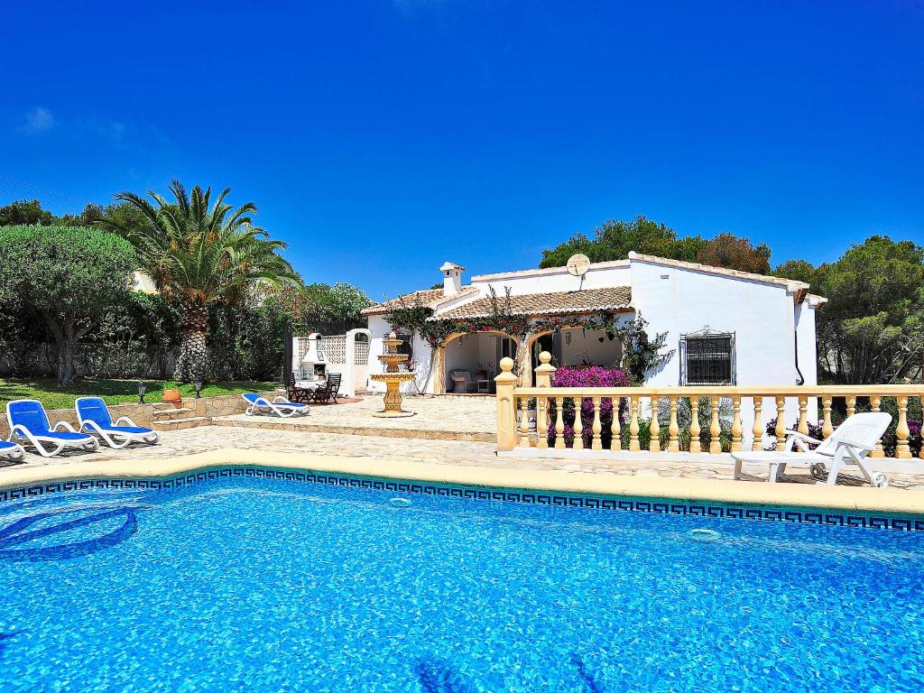 une villa avec une piscine en face d'une maison dans l'établissement Holiday Home Lucie by Interhome, à Balcon del Mar