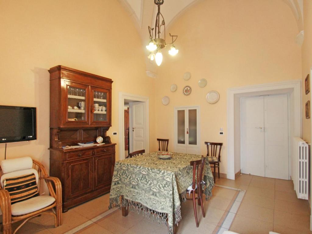 jadalnia ze stołem i telewizorem w obiekcie Apartment Carovigno by Interhome w mieście Carovigno