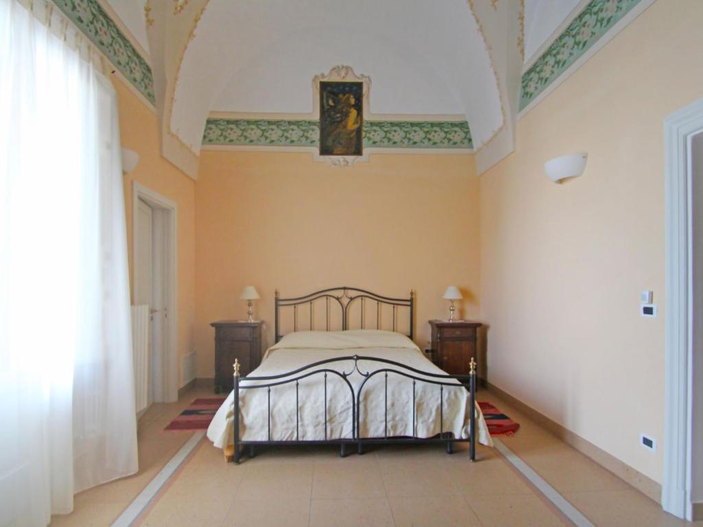 sypialnia z łóżkiem i 2 szafkami nocnymi w obiekcie Apartment Carovigno by Interhome w mieście Carovigno