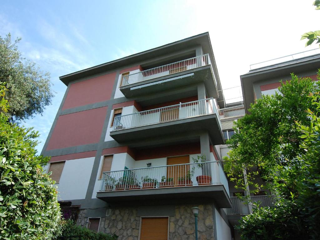 un edificio alto con balcones a un lado. en Apartment Riviera Massa by Interhome, en Sorrento