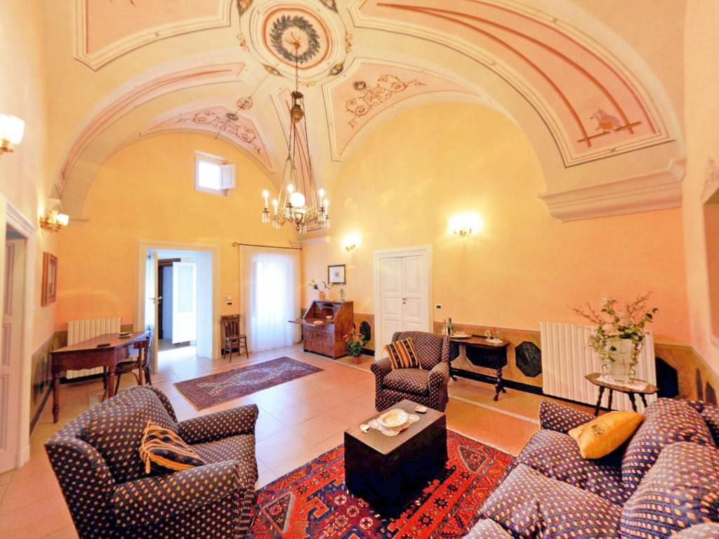 salon z kanapą, krzesłami i stołem w obiekcie Apartment Carovigno by Interhome w mieście Carovigno